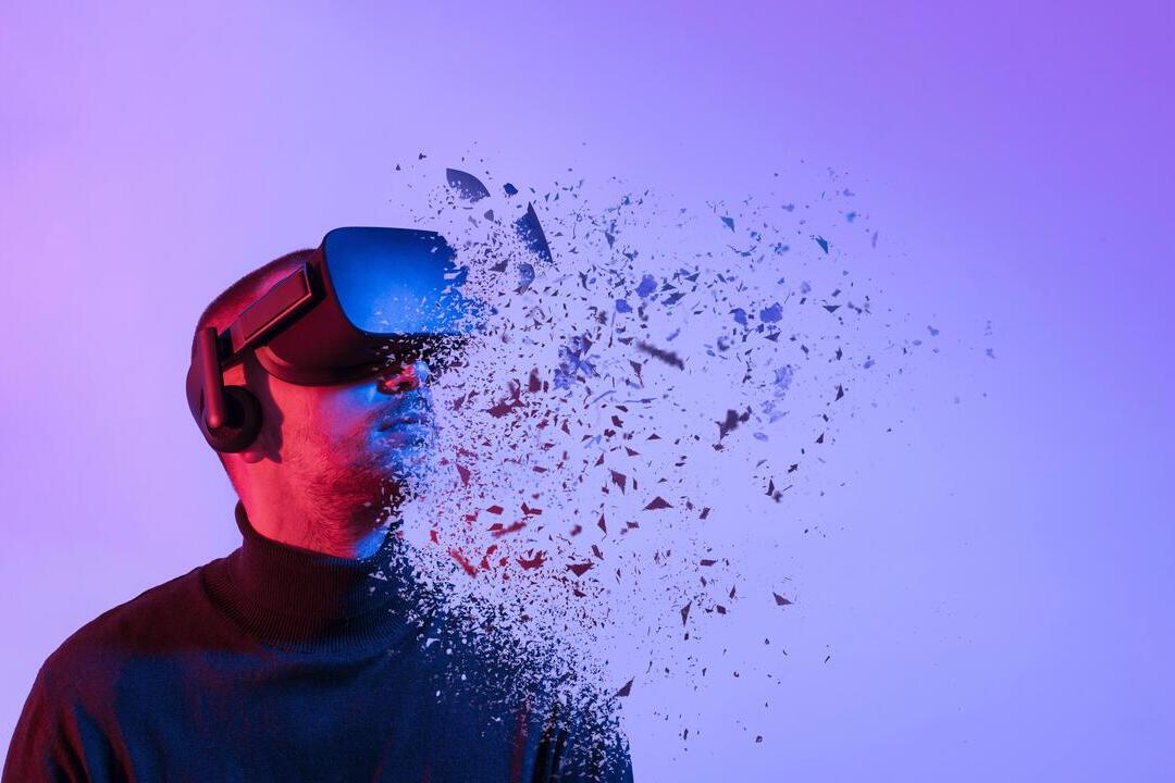 Metaverso: imagem mostra homem com óculos de realidade virtual.